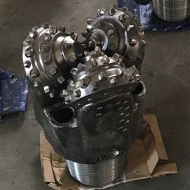 APIの炭化タングステン6 3/4&quot; IADC517石の油井の訓練のためのTricone穴あけ工具