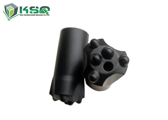 小さい穴の訓練6は30mm 32mm 36mm先を細くされたボタンの穴あけ工具にボタンをかける