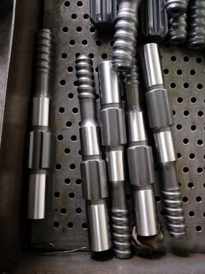 糸R32/R38/T38/T45が付いている長さ381mmの穴あけ工具のすねのアダプター