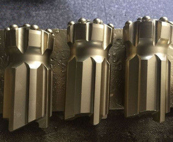 鍛造材の上のハンマー・ドリル/T45は糸ボタンの石の穴あけ工具76mmを引き込めます