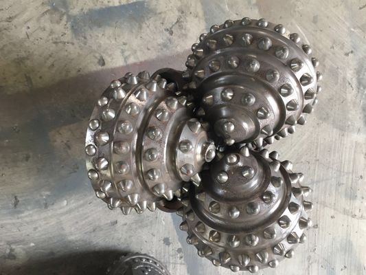 カスタマイズされたTricone石の穴あけ工具の円錐鍛造材の空気の循環軸受けタイプ