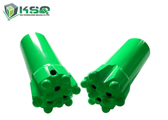 R32は炭化タングステンボタンの穴あけ工具に通した